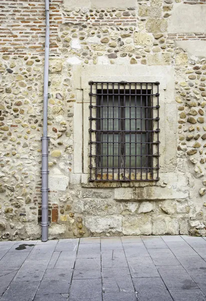Oude muur met raam — Stockfoto