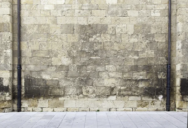 Steinmauer mit Rohren — Stockfoto