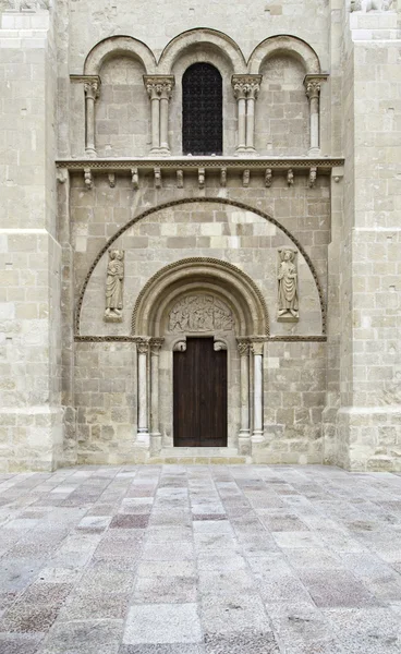 Porta della chiesa romanica — Foto Stock