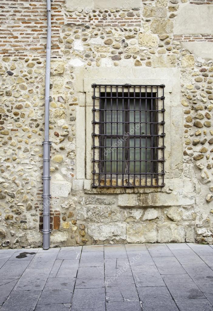 Alte Mauer mit Fenster — Stockfoto © esebenephoto 16812657