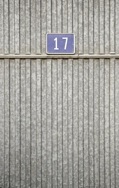 Vieille porte métallique avec numéro — Photo