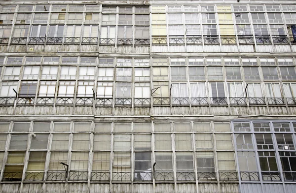 Fachada con ventanas viejas — Foto de Stock