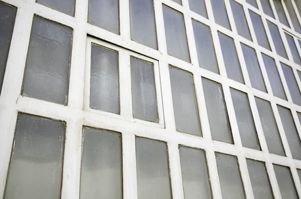 Velhas janelas na cidade — Fotografia de Stock