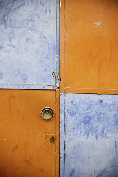 Puerta cerrada naranja y azul — Foto de Stock