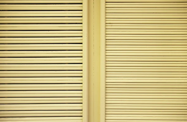 Żółty okien drewnianych — Zdjęcie stockowe
