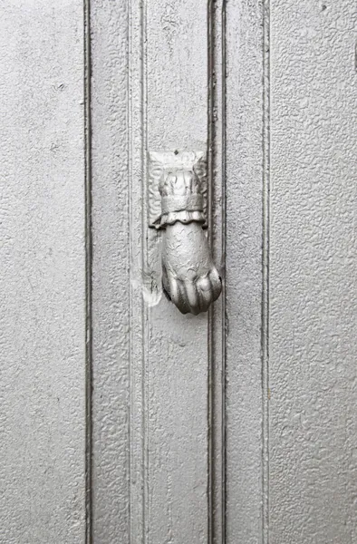 Chamador prata na porta — Fotografia de Stock