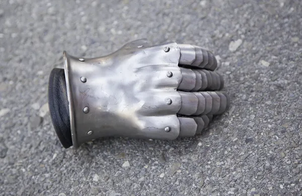 Средневековая металлическая перчатка — стоковое фото