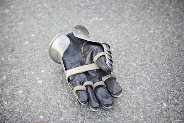 Средневековая перчатка — стоковое фото