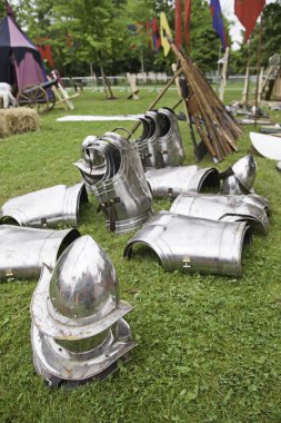 kask ve ortaçağ zırh parçaları