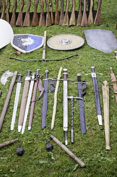 Escudos e espadas medievais — Fotografia de Stock