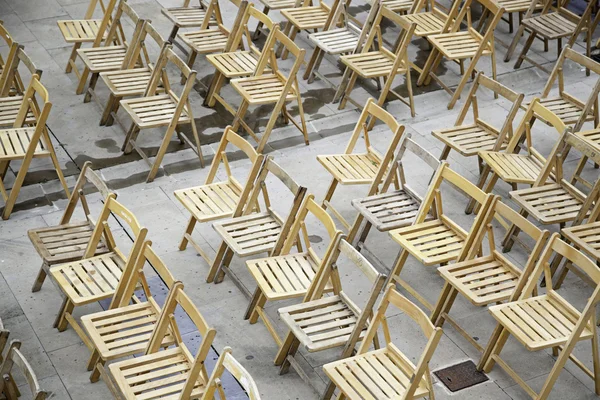 Stühle im urbanen Spektakel — Stockfoto