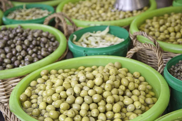 Aceitunas en el mercado —  Fotos de Stock