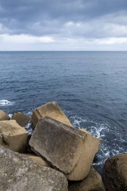 İspanya sahilindeki eski çimento barajının ayrıntıları.