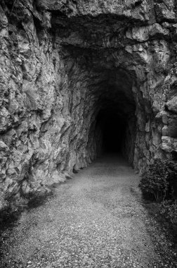 Tren, ulaşım ve derinlik için eski tünelin ayrıntıları