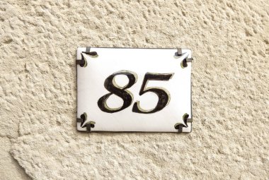 Bir ön cephe, adres ve bilgi için tek sayı