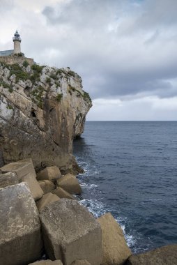 İspanya sahilindeki eski çimento barajının ayrıntıları.