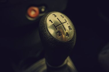 Manüel vites kutusunun ayrıntıları arabada, ulaşımda.