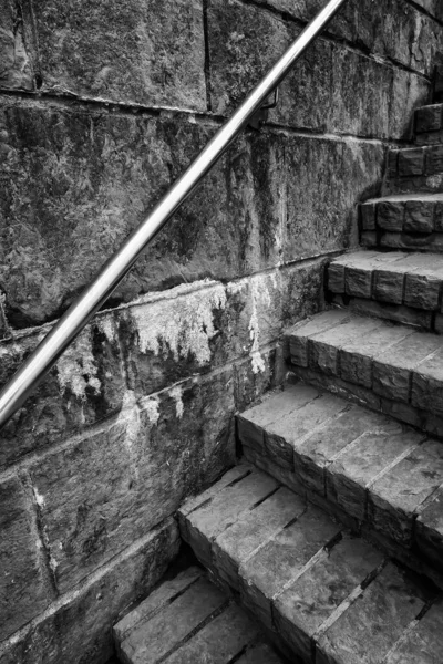 Detail Van Stadstrappen Een Oude Donkere Steeg — Stockfoto