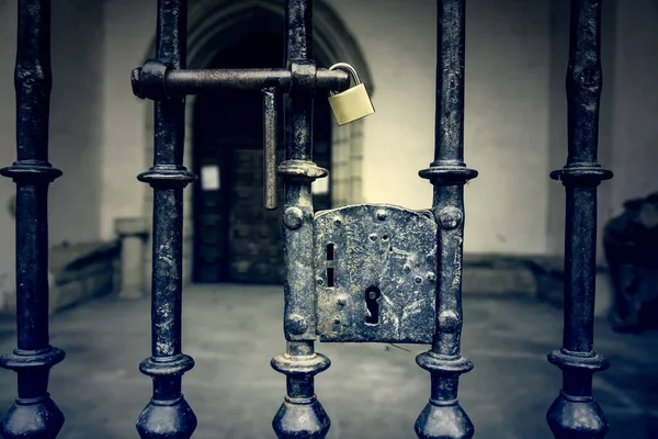 Eski Metal Güvenlik Kapısı Ortaçağ Sanatı — Stok fotoğraf