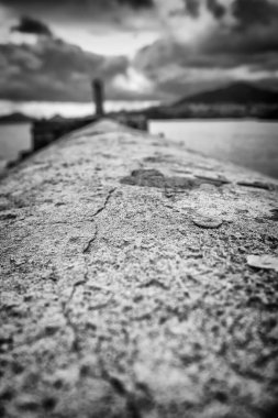 İspanya sahilindeki eski çimento barajının ayrıntıları.