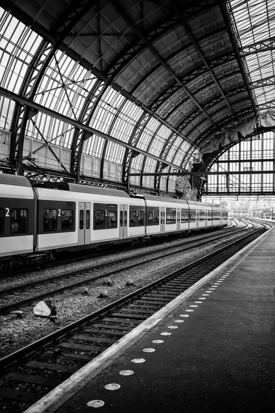 Bruges, Belçika, Eylül 2018: - Brugge Tren İstasyonu 'ndaki Brugge tabelasına bakın, tarihi Bruges kasabasındaki bir tren istasyonu, Belçika' nın Batı Flanders kentindeki UNESCO Dünya Mirası sahası