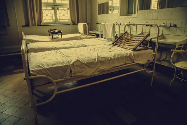 古い病院のベッド 患者のための古い病院の詳細 — ストック写真