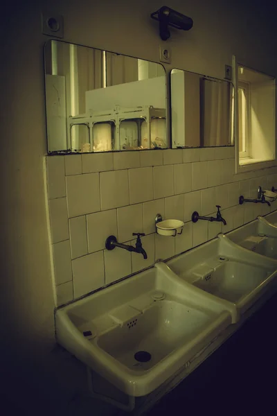 Eski Seramik Lavabo Temizlik Tuvalet Detay — Stok fotoğraf
