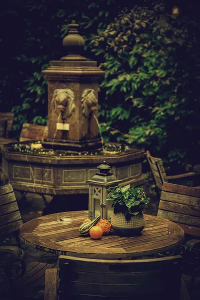 Gartentisch Mit Kürbissen Dekorierte Terrasse Detail Von Halloween — Stockfoto