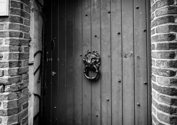 Vecchia Porta Legno Con Metallo Dettaglio Porta Medievale Decorazione Sicurezza — Foto Stock
