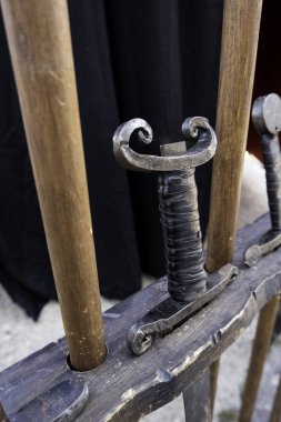 Antik ortaçağ savaş kılıçlarının, ölümün ve yıkımın ayrıntıları