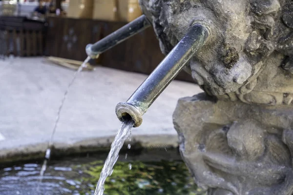 Alter Steinbrunnen Der Stadt Dekoration Mit Wasser — Stockfoto