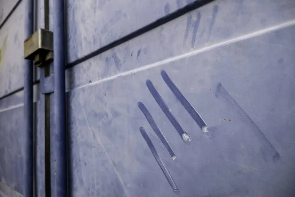 Vuil Metalen Wanddetail Met Sporen Van Een Hand — Stockfoto