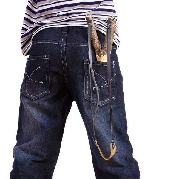 jeans met een katapult in zijn zak