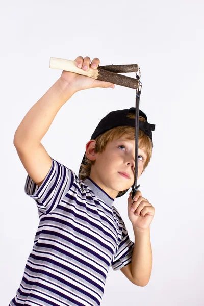 Boy shoots a slingshot — Stock Photo, Image