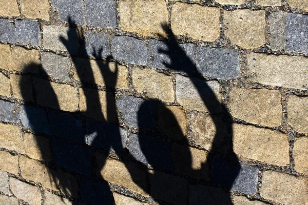 kaldırımda Silhouettes