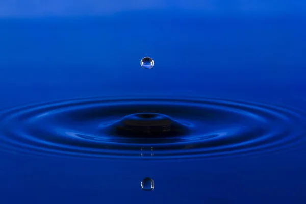 Modrá kapka vody — Stock fotografie