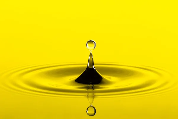 Kapka vody žlutá — Stock fotografie