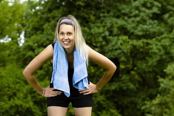 havlu ile sportif kadın