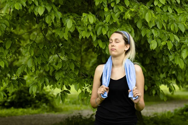 Parkta dinlenen kadın.