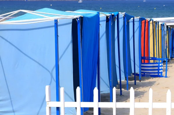 Beach awnings on a line — Stock Photo, Image