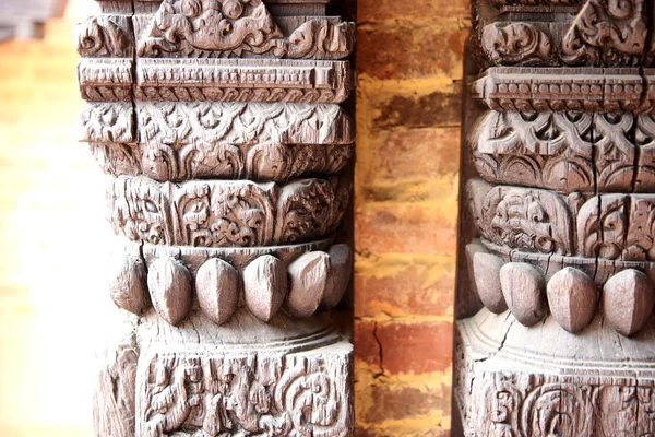 Wood columns of temple — Stock Photo, Image