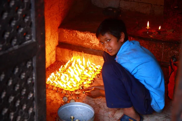 Дети зажигают свечи — стоковое фото