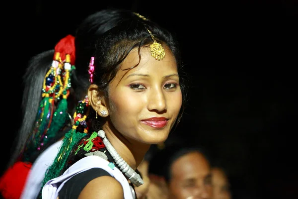 Dansen typische vrouw van nepal — Stockfoto