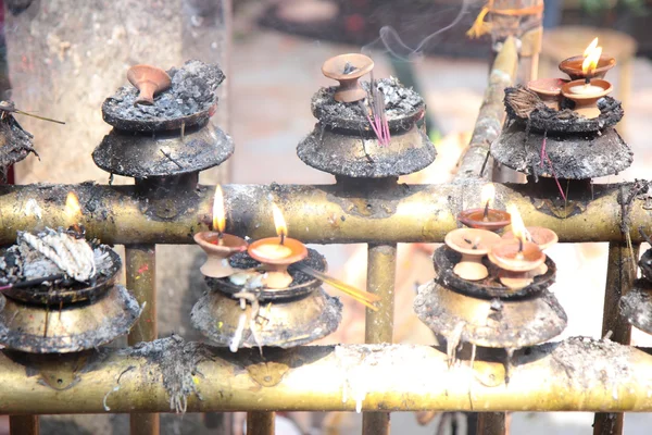 Incenso e velas em uma cerca — Fotografia de Stock