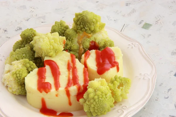 Aardappelpuree met romanesco — Stockfoto