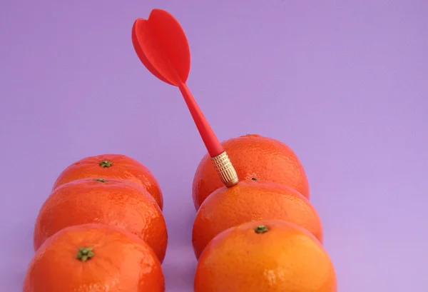 Dart entre tangerinas — Fotografia de Stock