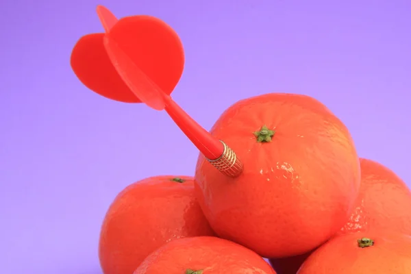 Kırmızı meyve okla — Stok fotoğraf