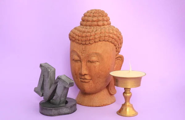 Om, castiçal e buddha — Fotografia de Stock
