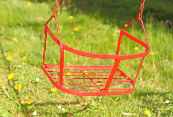 Röd swing — Stockfoto