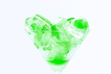 fincan yeşil buz küpleri ile